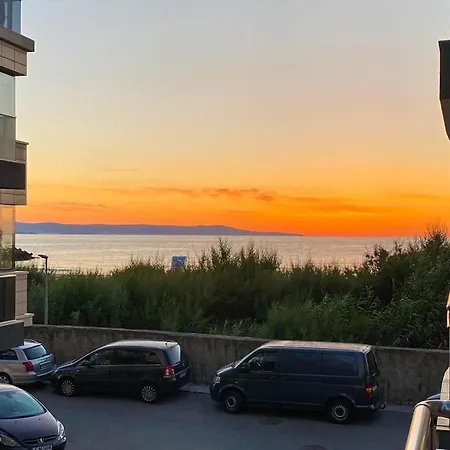 Sunrise Apartments, 포마리