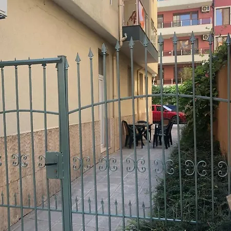 Sunrise Apartments, 포마리